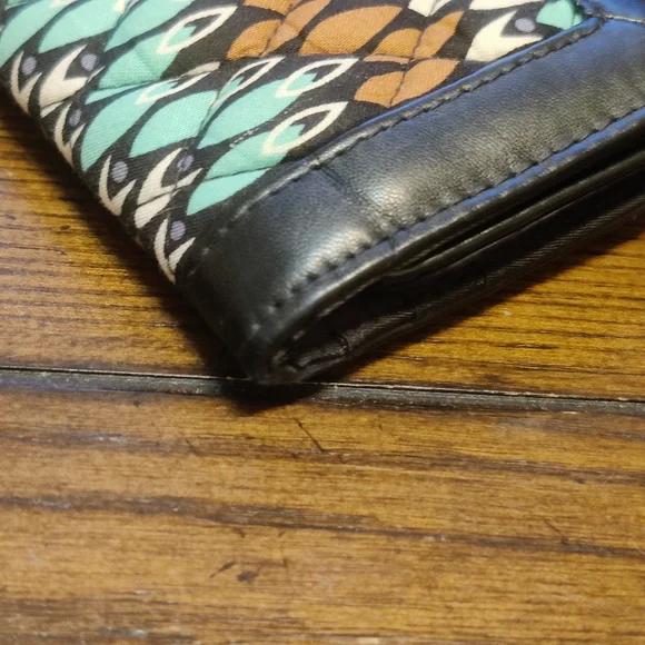 Vera Bradley Sierra Stream Magnetic Wallet Clutch Trifold - Picture 4 of 16